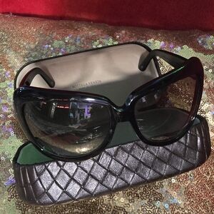 Bottega Veneta Round Elegant Black Sunglasses with Quilted Case